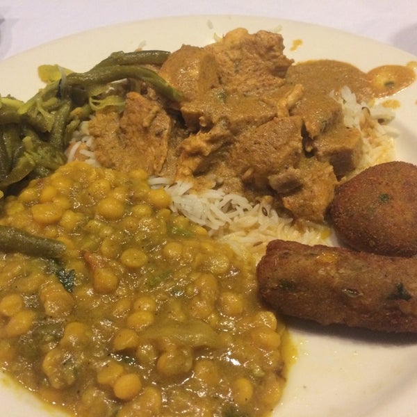 6/5/2014 tarihinde Chris A.ziyaretçi tarafından Mogul Indian Restaurant'de çekilen fotoğraf