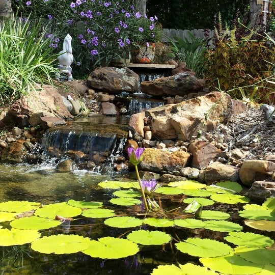 Foto diambil di Lynn&#39;s Landscaping and Water Garden Center oleh Greg G. pada 8/9/2013