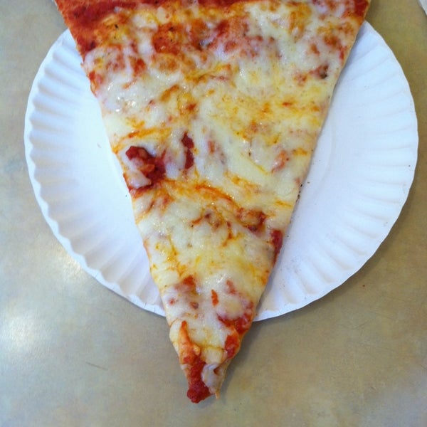 Снимок сделан в Mimi&#39;s Pizza Kitchen пользователем James O. 5/24/2014