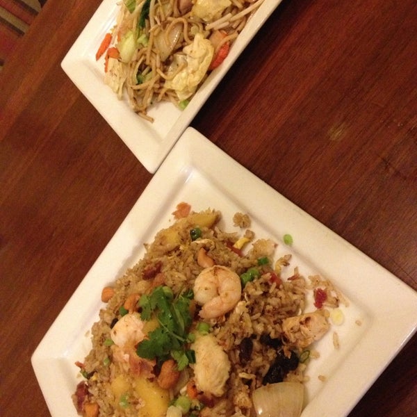 2/14/2013 tarihinde Y K.ziyaretçi tarafından Charn Thai Restaurant'de çekilen fotoğraf