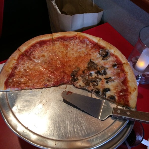 8/25/2014 tarihinde Christine B.ziyaretçi tarafından Tony&#39;s Pizzeria &amp; Ristorante'de çekilen fotoğraf