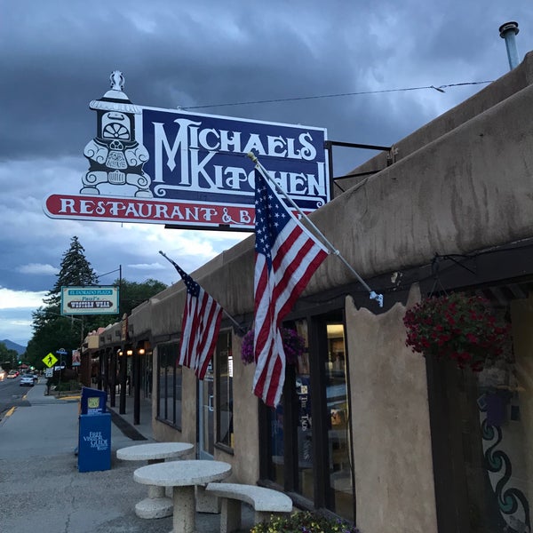 Das Foto wurde bei Michael&#39;s Kitchen - Restaurant and Bakery von Eric G. am 7/16/2018 aufgenommen