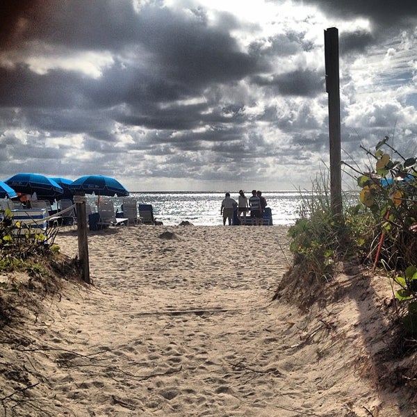 รูปภาพถ่ายที่ Cabana Beach Club โดย iCan เมื่อ 4/7/2013