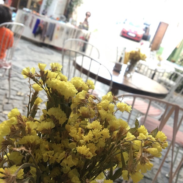 Foto tomada en Keçi Cafe  por Gamze A. el 6/5/2019