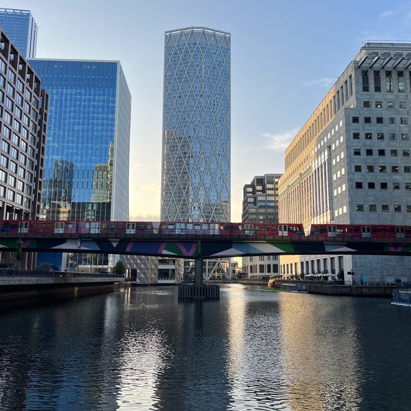 Foto diambil di Canary Wharf oleh Radezim pada 9/29/2023