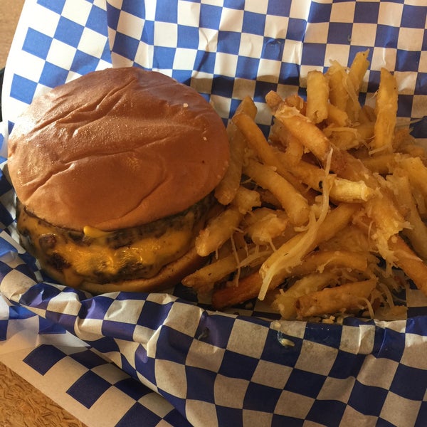 Foto tirada no(a) Blue Moon Burgers Capitol Hill por Shane B. em 4/9/2017