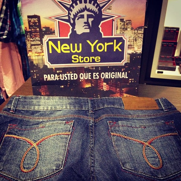 Foto tirada no(a) New York Store Shopping Vendome por hassan b. em 5/9/2013