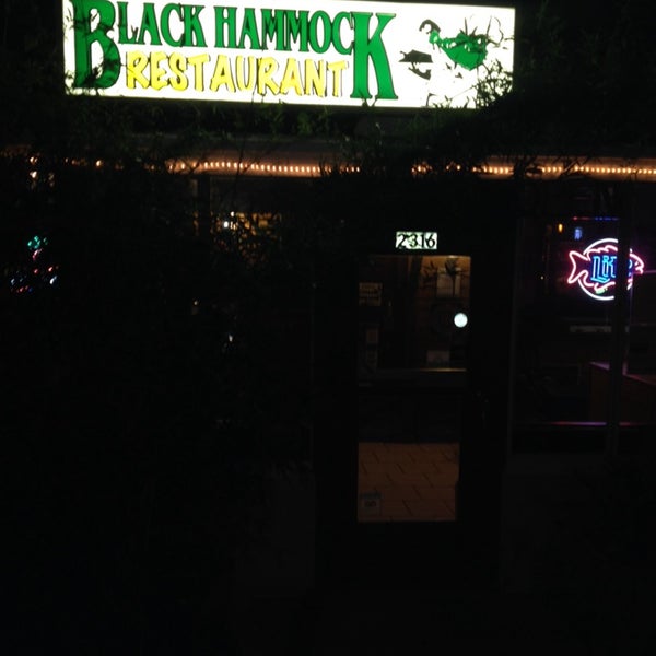 Foto tomada en Black Hammock Restaurant  por Kitty H. el 3/22/2014
