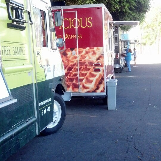 รูปภาพถ่ายที่ OC Fair Food Truck Fare โดย R. เมื่อ 6/6/2013