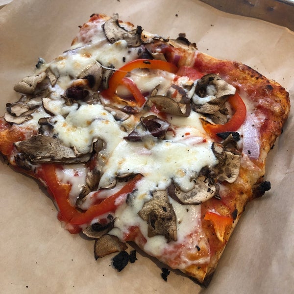 2/23/2019 tarihinde Fitzcarl R.ziyaretçi tarafından Blocks Pizza Deli'de çekilen fotoğraf
