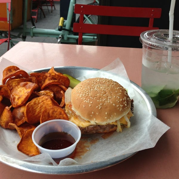 6/16/2013 tarihinde Peter S.ziyaretçi tarafından Joy Burger Bar'de çekilen fotoğraf