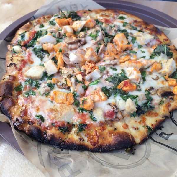 Foto tirada no(a) Pieology Pizzeria por DJ🙉 T. em 5/10/2014