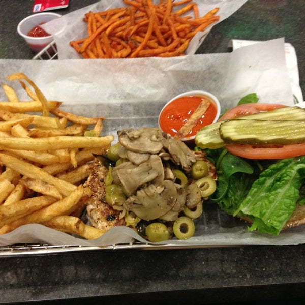 Photo taken at Burger Boss by DJ🙉 T. on 1/30/2013