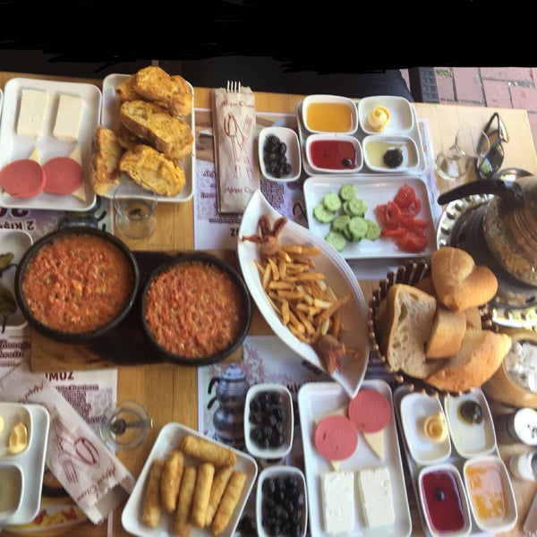 รูปภาพถ่ายที่ Osman Bey Konağı Cafe Restorant โดย Ayhan Y. เมื่อ 7/1/2018