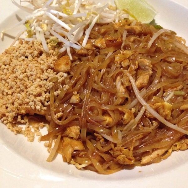รูปภาพถ่ายที่ Ka-Prow Thai &amp; Sushi Bistro โดย Lauren S. เมื่อ 3/10/2014