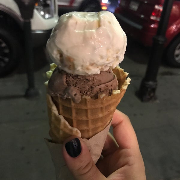 Снимок сделан в Jeni&#39;s Splendid Ice Creams пользователем Michelle 10/12/2018