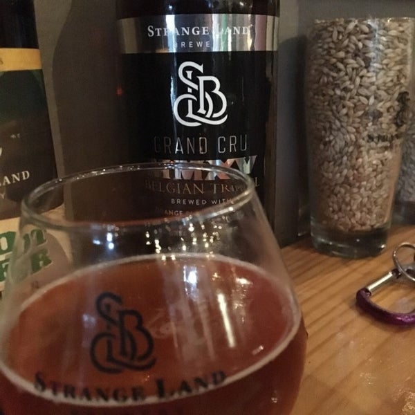 Foto tirada no(a) Strange Land Brewery por Jason G. em 12/26/2015