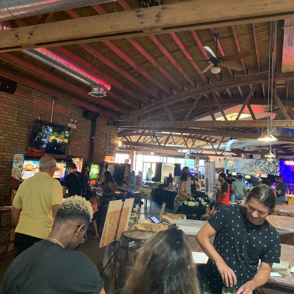 Das Foto wurde bei Emporium Arcade Bar von justmush am 8/4/2019 aufgenommen