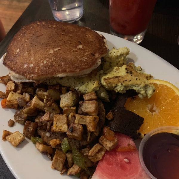 Foto scattata a Chicago Diner da justmush il 8/4/2019