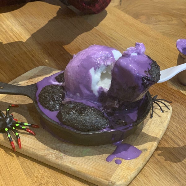 Foto diambil di Spot Dessert Bar oleh Wendy H. pada 10/26/2019