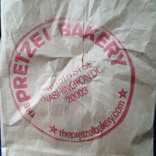 รูปภาพถ่ายที่ The Pretzel Bakery โดย Kitty H. เมื่อ 10/14/2012