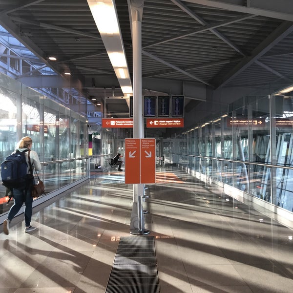 Foto tirada no(a) Aeroporto Frédéric Chopin de Varsóvia (WAW) por Riel ㅤ. em 3/18/2018