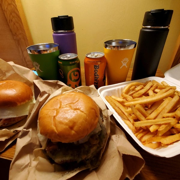 Foto tirada no(a) JJ&#39;s Burger Joint por Ted P. em 10/27/2020
