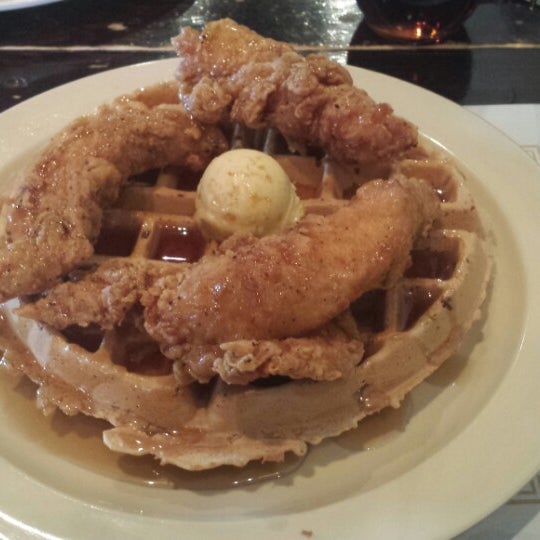 9/28/2014에 Ted P.님이 Maxine&#39;s Chicken &amp; Waffles에서 찍은 사진