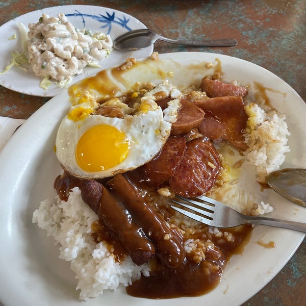 Foto diambil di Hawaiian Style Cafe - Waimea oleh Barron F. pada 2/3/2024