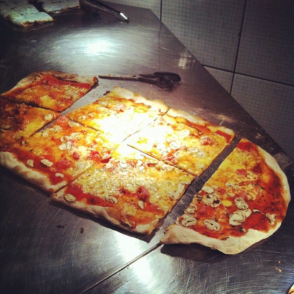 Foto tirada no(a) Pizza por Josué G. em 11/24/2012