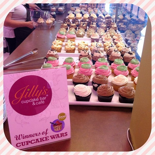 รูปภาพถ่ายที่ Jilly&#39;s Cupcake Bar &amp; Cafe โดย Jessie L. เมื่อ 6/2/2013