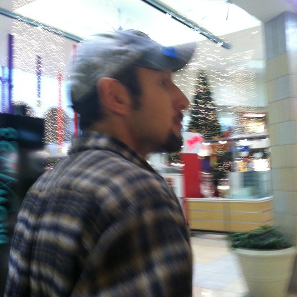 รูปภาพถ่ายที่ CherryVale Mall โดย Cat G. เมื่อ 12/24/2012