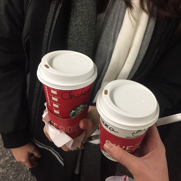 Foto diambil di Starbucks oleh Lara D. pada 12/1/2017
