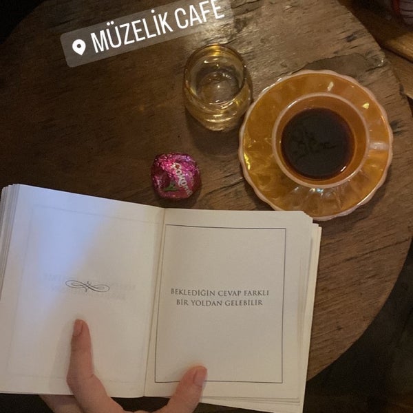 Das Foto wurde bei Müzelik Cafe Çengelköy von Çağla K. am 10/16/2022 aufgenommen