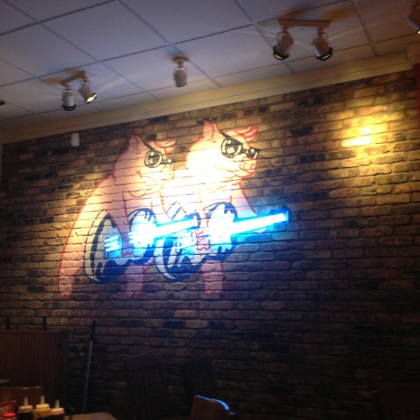 3/10/2013にLaura F.がRed Hot &amp; Blue  -  Barbecue, Burgers &amp; Bluesで撮った写真