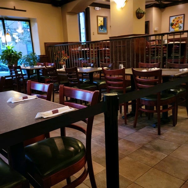 Foto scattata a Angelino&#39;s Restaurant da Dwayne L. C. il 9/30/2021