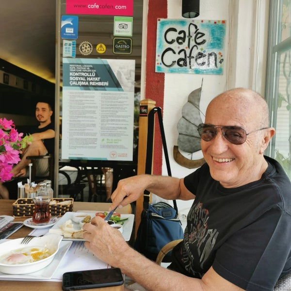 Photo prise au Cafe Cafen - Cafe &amp; Bistro par Galip G. le9/26/2021