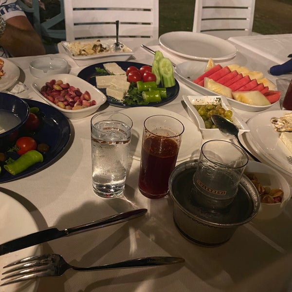 Das Foto wurde bei KoyuMavi Balık Restaurant von Dogukan M. am 9/5/2022 aufgenommen
