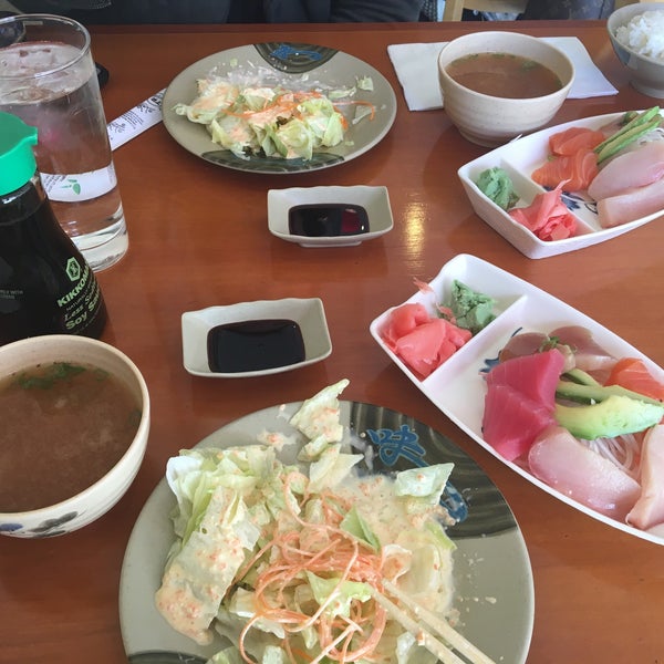 Photo prise au Ahi Sushi &amp; Hibachi par Jeanne A. le11/22/2016