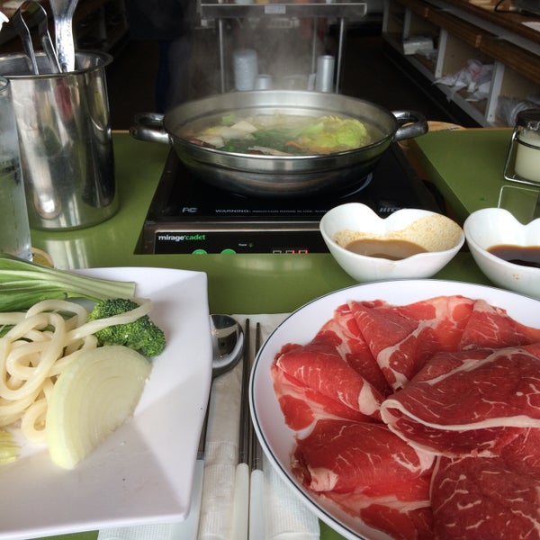 Foto tirada no(a) Joon Shabu Shabu por Jeanne A. em 5/18/2015