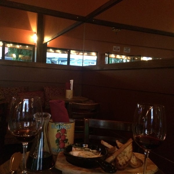 Photo prise au Dell&#39;uva Wine Bar &amp; Cafe par Jeanne A. le10/4/2014