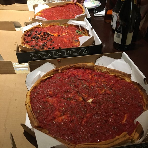 Foto scattata a Patxi&#39;s Pizza da Jeanne A. il 1/1/2018