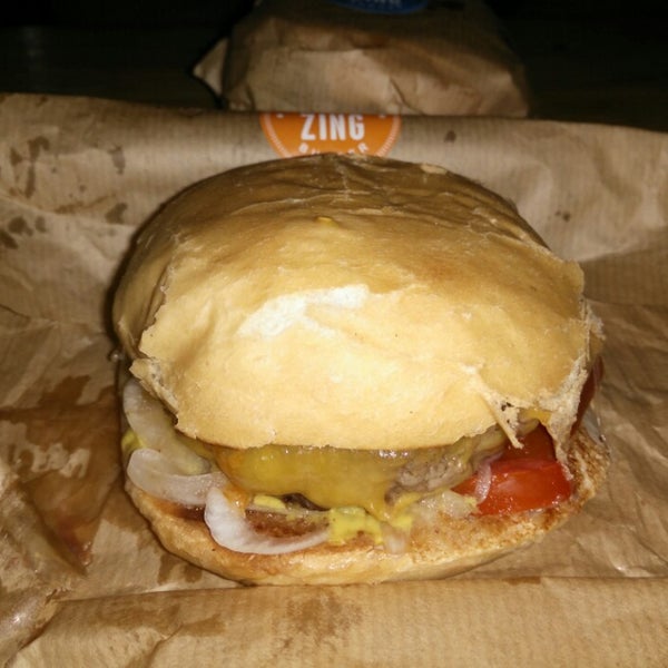 Photo taken at Zing Burger by Gabor S. on 10/16/2014