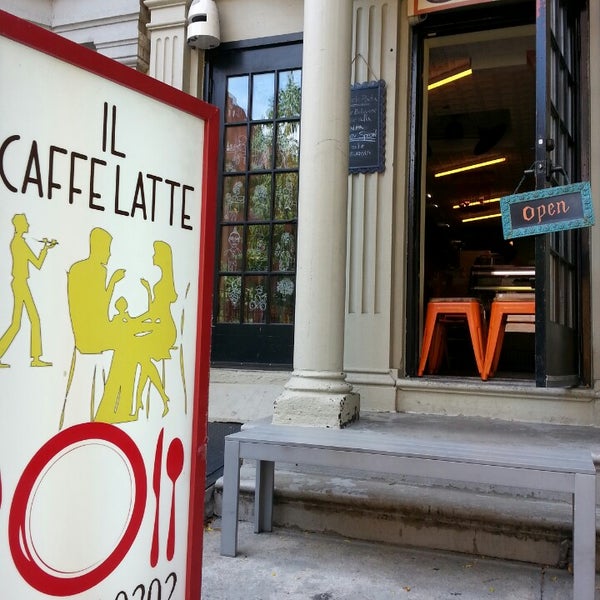 Foto tirada no(a) Il Caffe Latte por Marvin W. em 9/3/2014