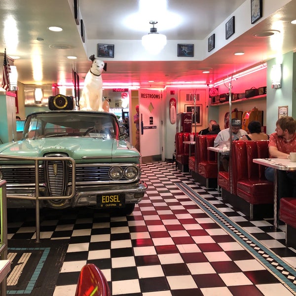 Photo taken at Lori&#39;s Diner by Corrado Q. on 9/15/2019