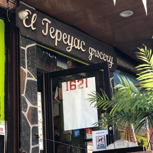 Foto scattata a El Tepeyac Grocery da Johan S. il 9/6/2018