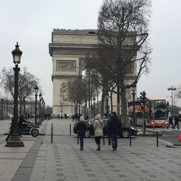 Das Foto wurde bei Hôtel Marignan Champs-Elysées Paris von Karla M. am 1/7/2015 aufgenommen
