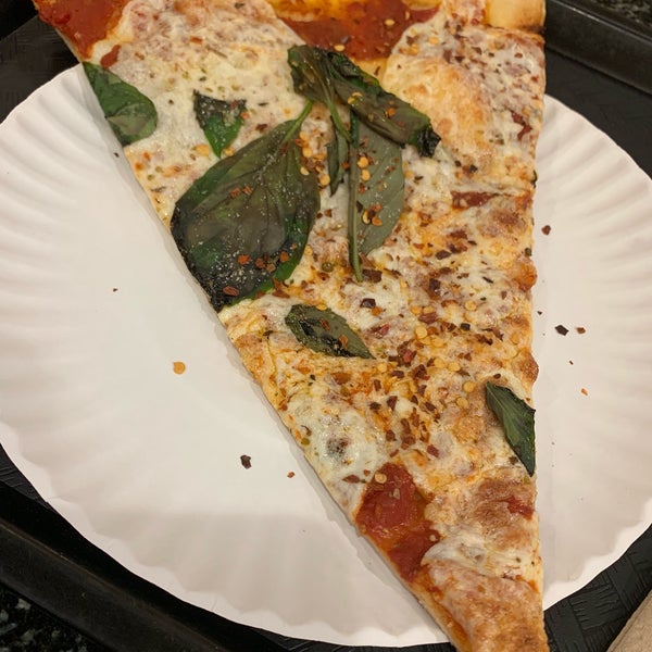 Снимок сделан в Ray&#39;s Pizza пользователем T5UMUT5UMU 4/27/2019