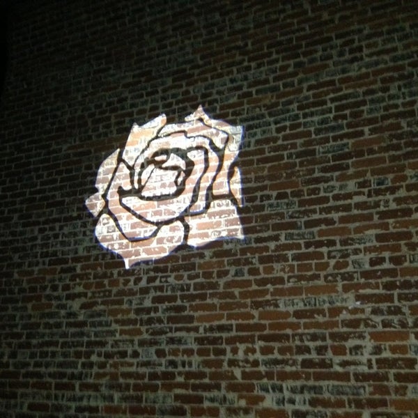 Photo prise au The Rose par Johnny H. le12/23/2012