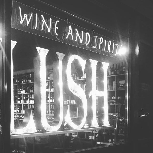 Photo prise au Lush Wine &amp; Spirits par brian p. le6/11/2016